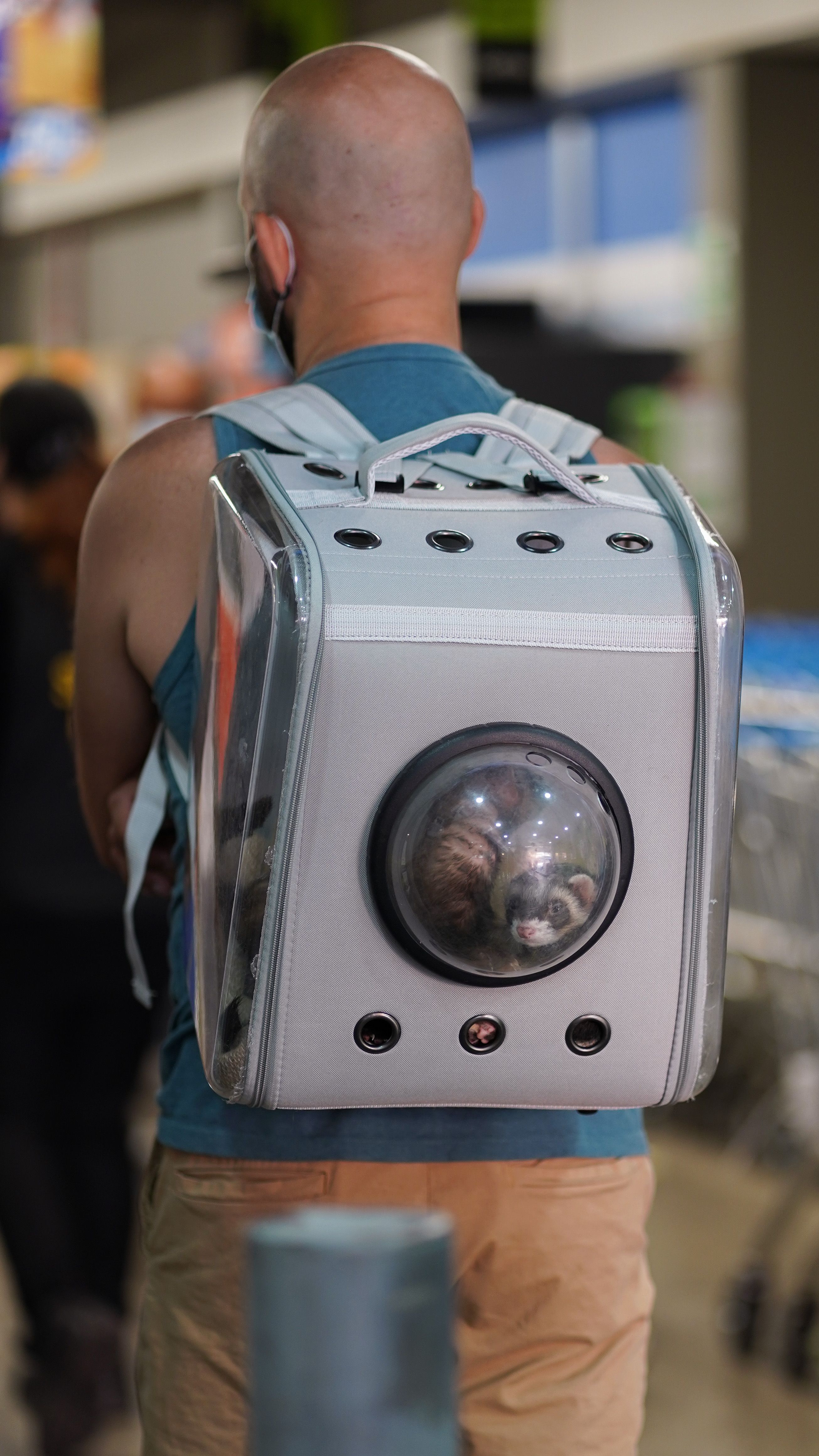 Hombre con bolsa transportín para mascota en el aeropuerto
