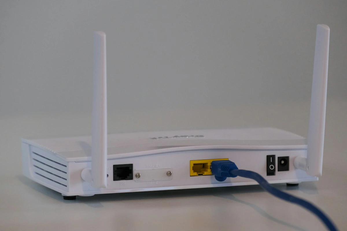 Router WiFi moderno sobre un escritorio en el hogar