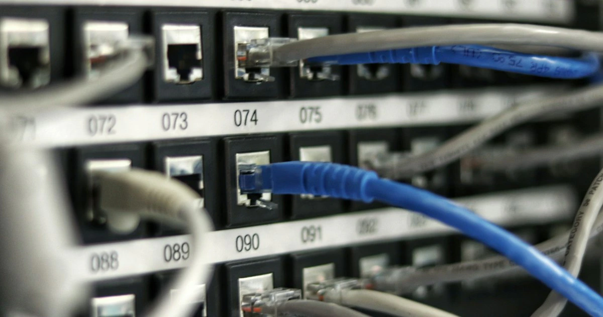 Cables de fibra óptica iluminados que transmiten datos de alta velocidad
