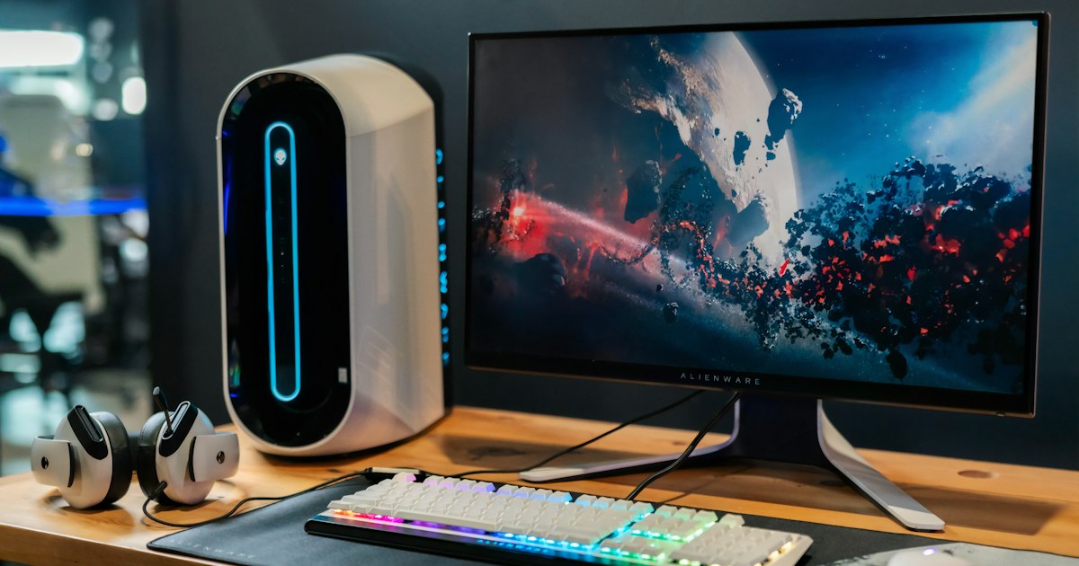 Montaje de gaming con teclado y monitor iluminados