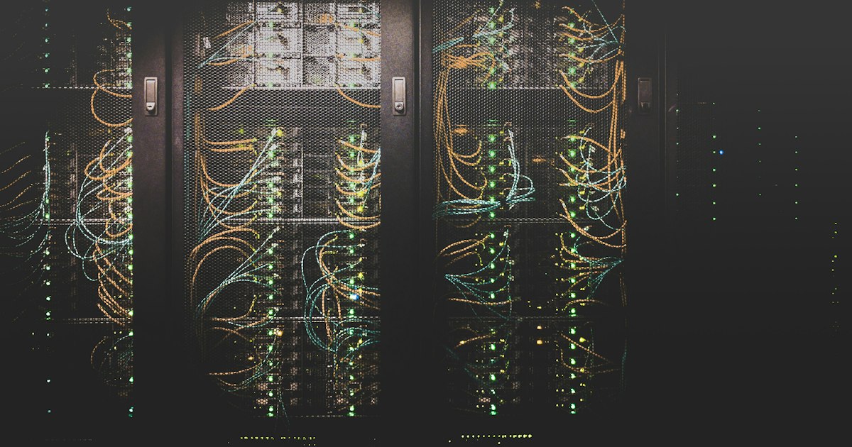 Centro de datos con cables de fibra óptica iluminados en azul