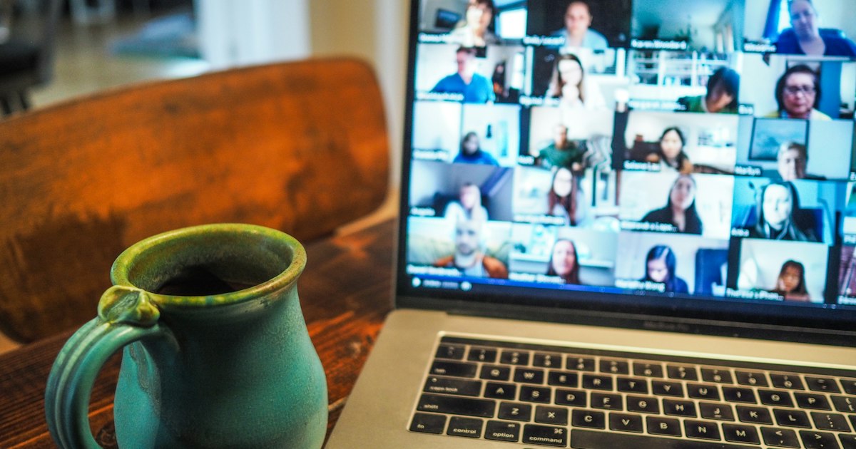 Pantalla de laptop mostrando una videollamada grupal, escenario típico del teletrabajo