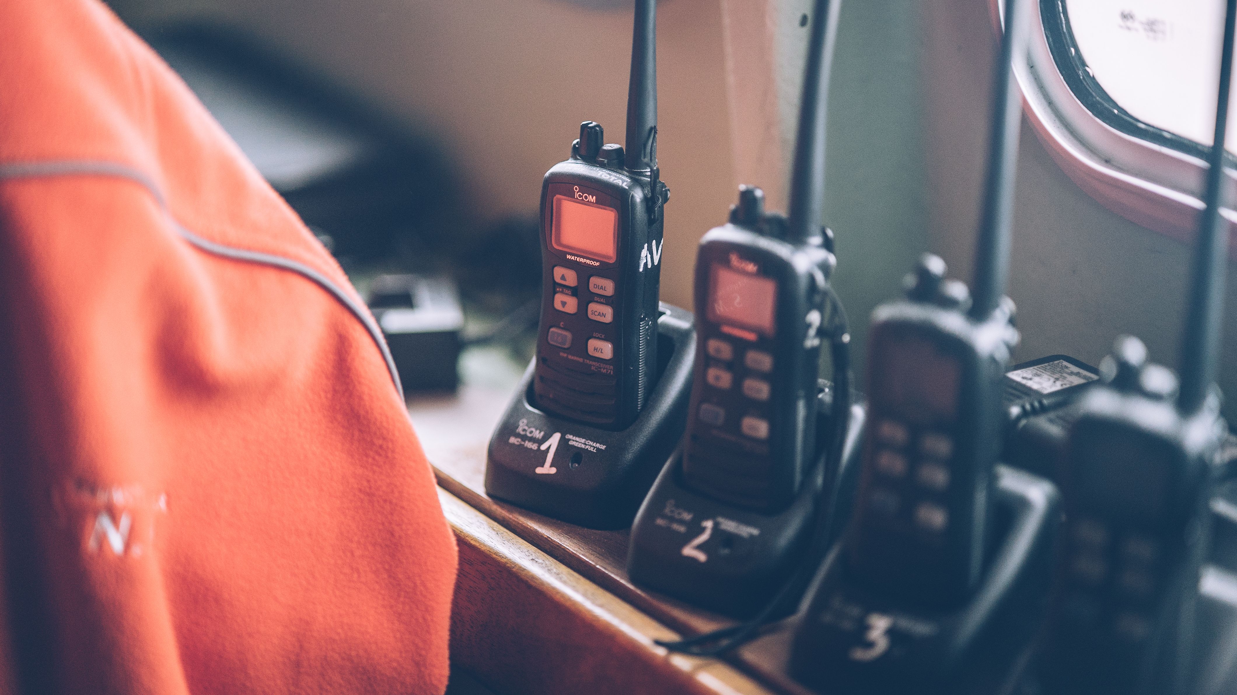 Radios bidireccionales profesionales en su estación de carga
