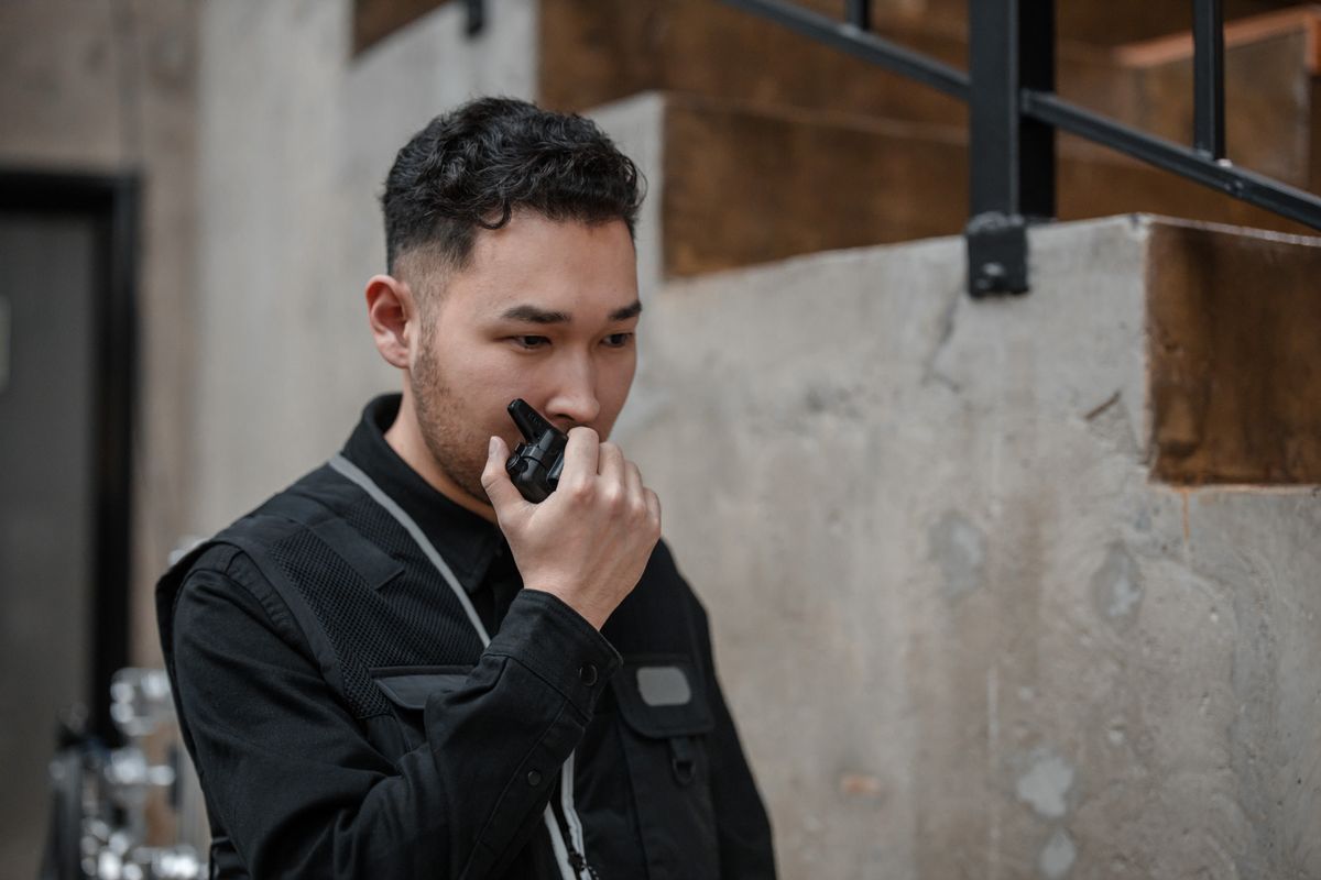 Guardia de seguridad comunicándose por radio bidireccional