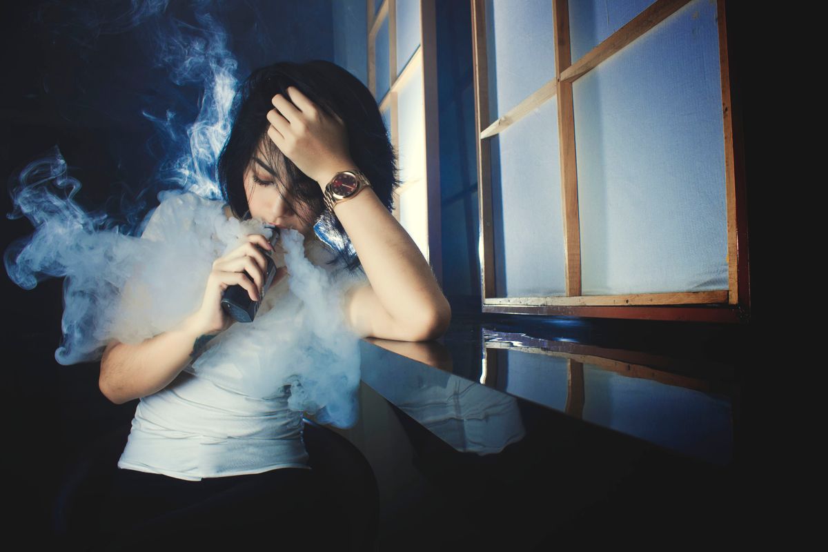 Dispositivo de vapeo desechable en uso en un ambiente con poca luz