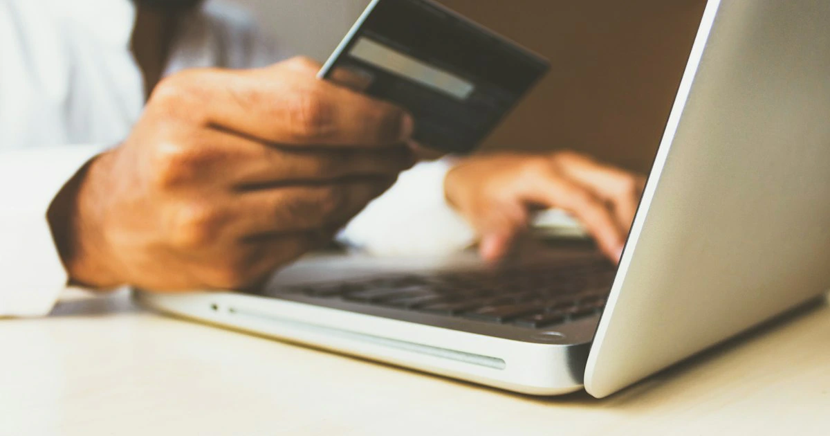 Pessoa usando aplicativo de banco digital no smartphone para gerenciar finanças pessoais