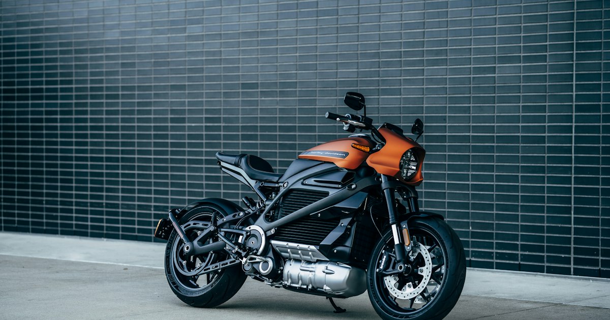 Motocicletas e carros estacionados representando diferentes modelos de veículos