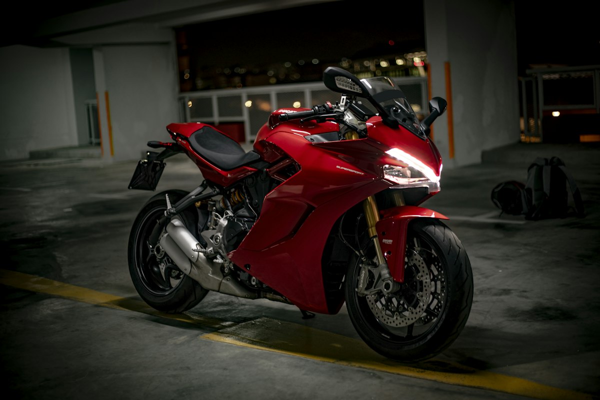 Moto estacionada em ambiente urbano com capacete