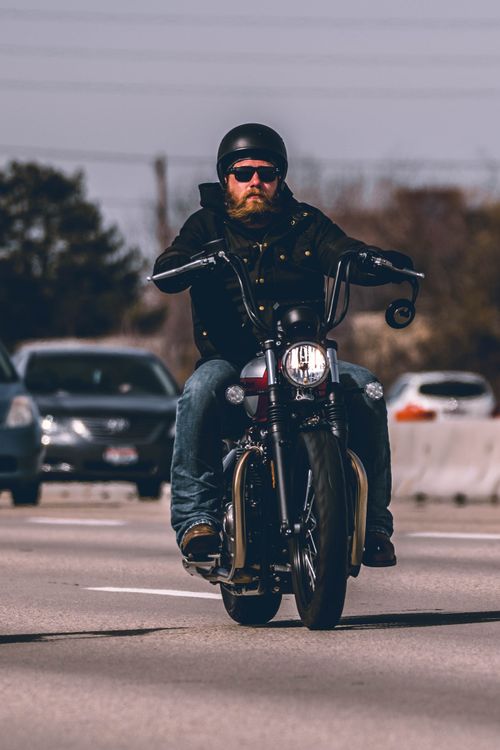 Motociclista pilotando em rodovia movimentada, representando a mobilidade urbana no Brasil
