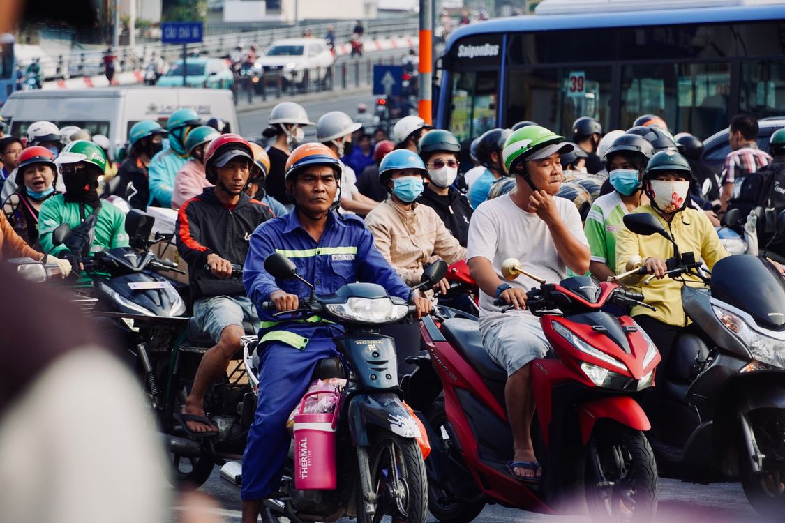 Trânsito urbano com motos e carros em horário de pico no Brasil