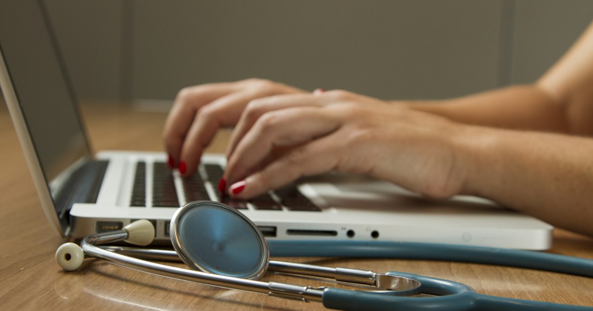 Estetoscopio médico sobre documentos clínicos en un consultorio