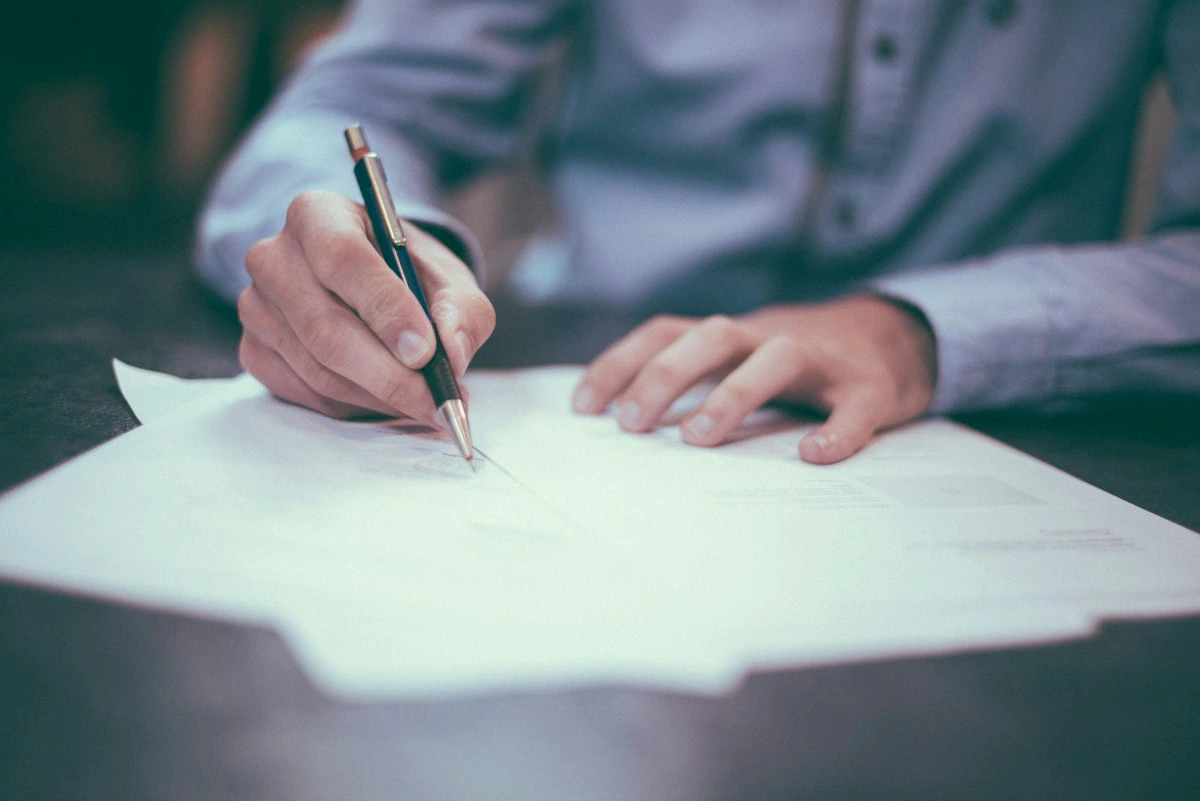 Documentos y expediente legal sobre un escritorio de oficina