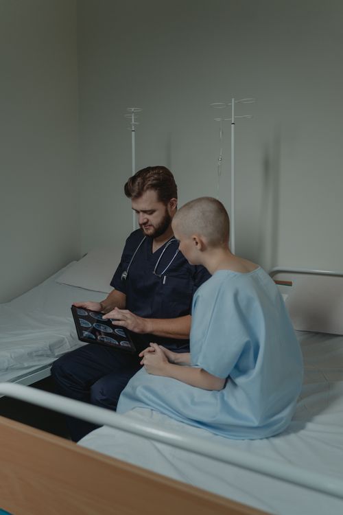 Médico mostrando un diagnóstico a un paciente durante una consulta en consultorio