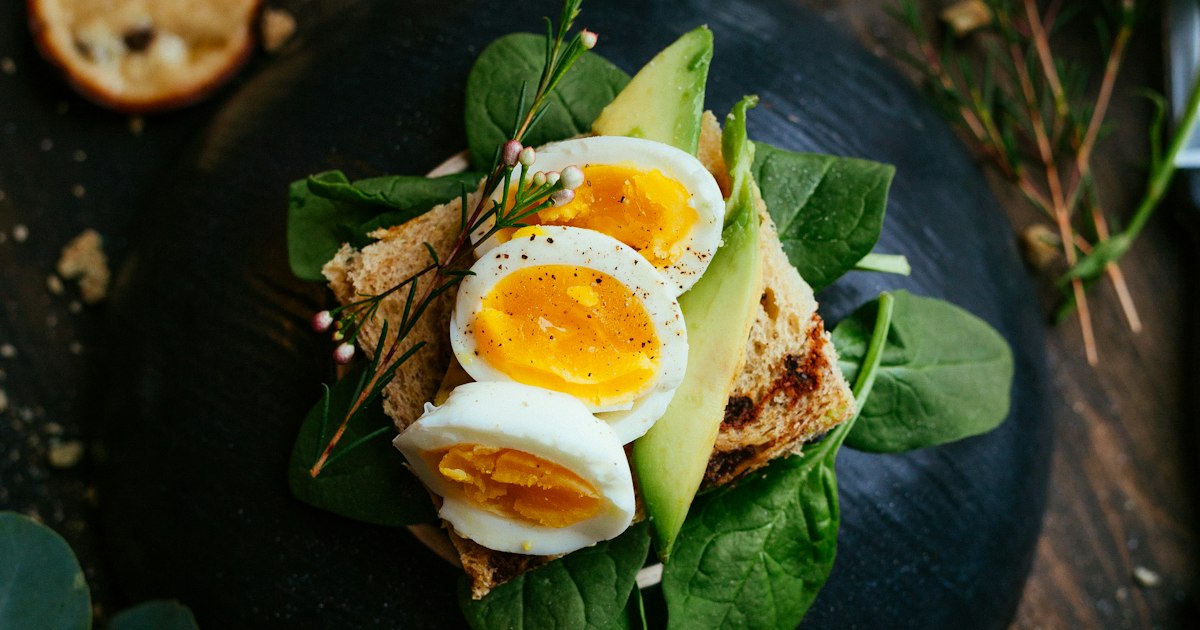 Piatto con uova e verdure fresche, esempio di colazione paleo ricca di proteine