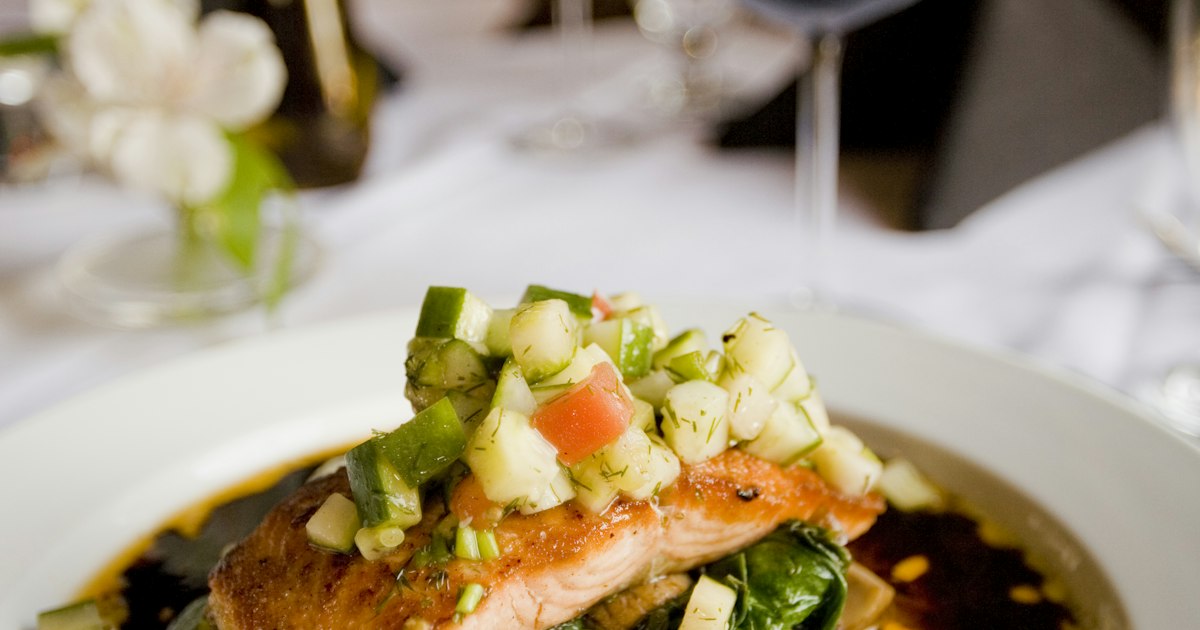 Filetto di salmone fresco con erbe aromatiche, fonte di proteine low carb