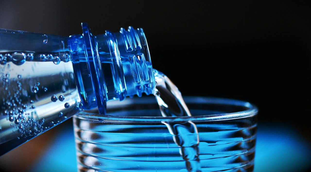 Bicchiere di acqua fresca, l'idratazione è fondamentale nella dieta chetogenica