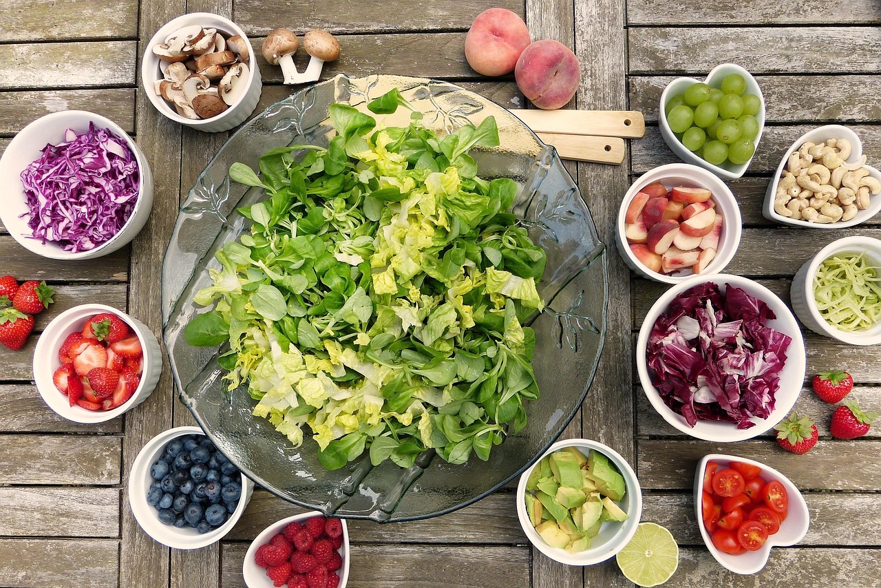 Insalata colorata con verdure fresche di stagione