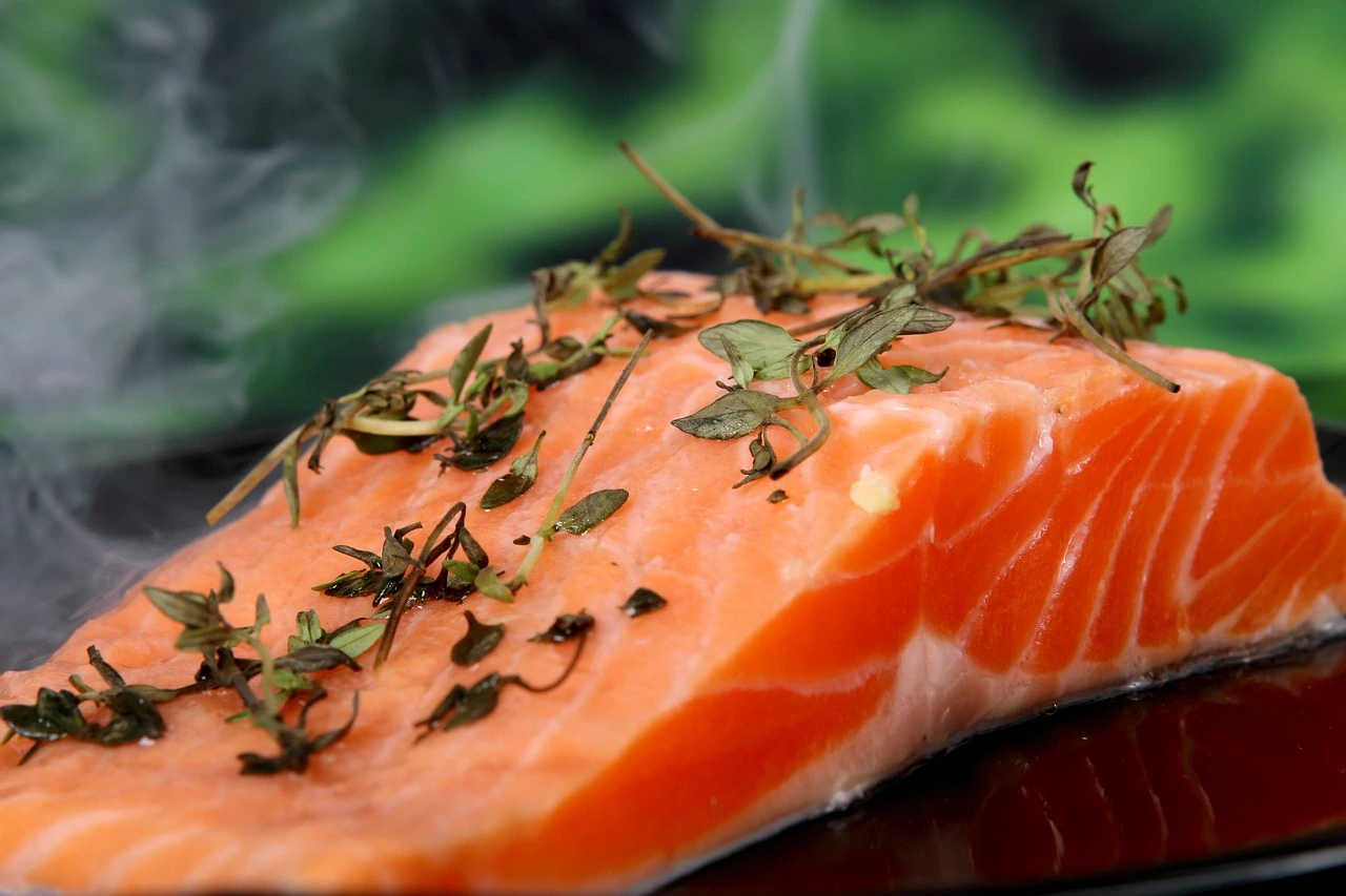 Salmone fresco con erbe aromatiche pronto per la cottura