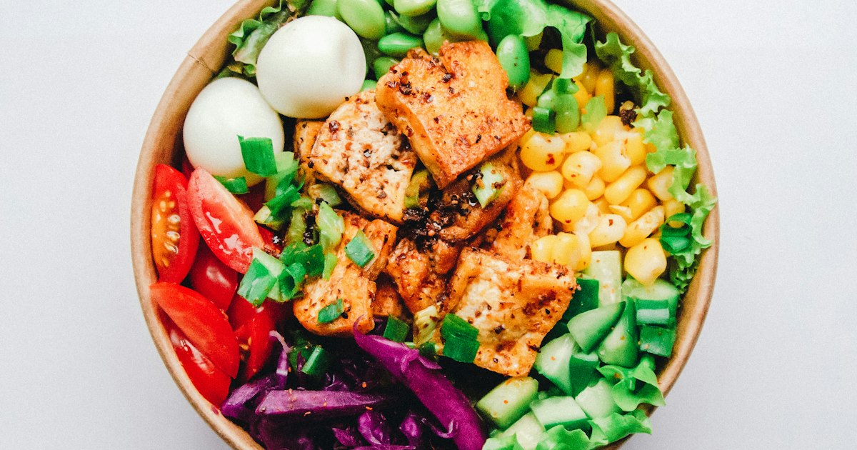 Ciotola di cibo sano con verdure fresche e proteine, adatta alla dieta paleo