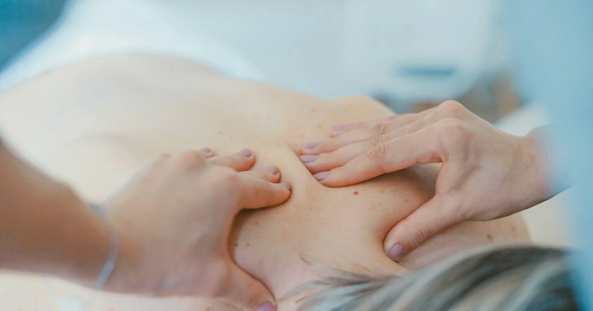 一名女士接受專業足部按摩,放鬆下肢