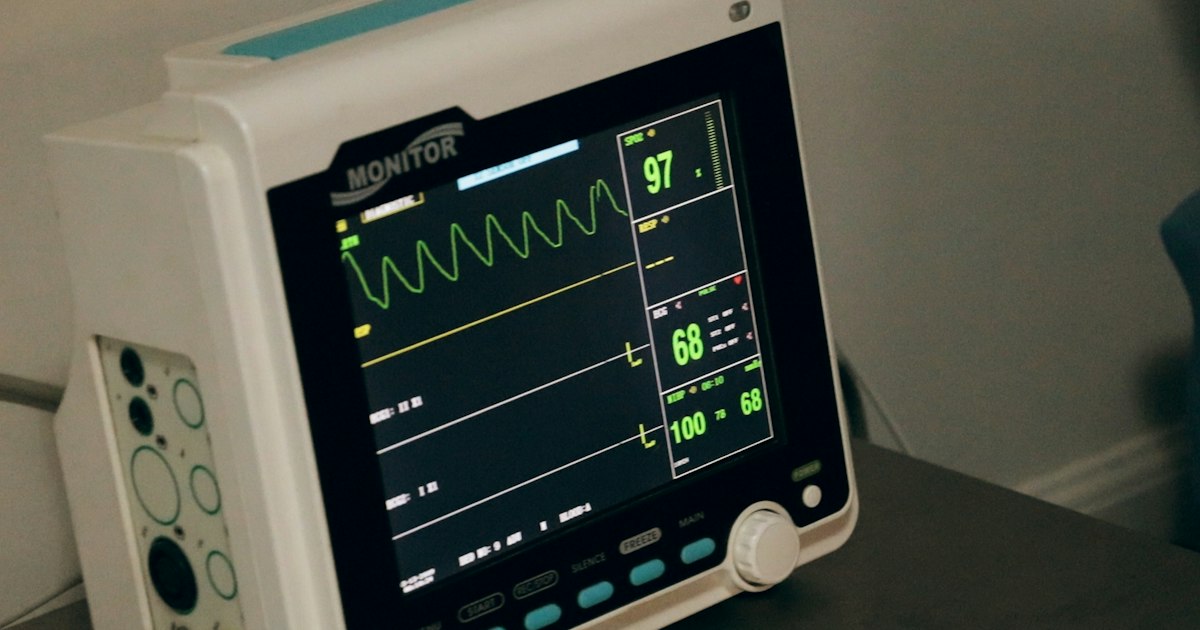 Médecin examinant les signes vitaux d'un patient sur un moniteur cardiaque