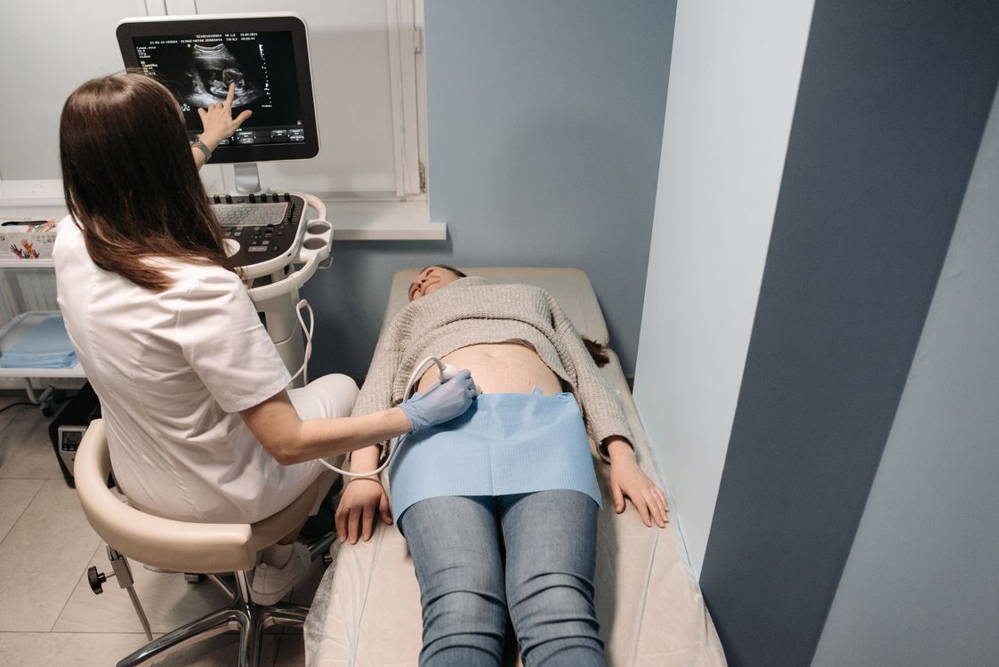 Professionnel de santé réalisant un examen échographique