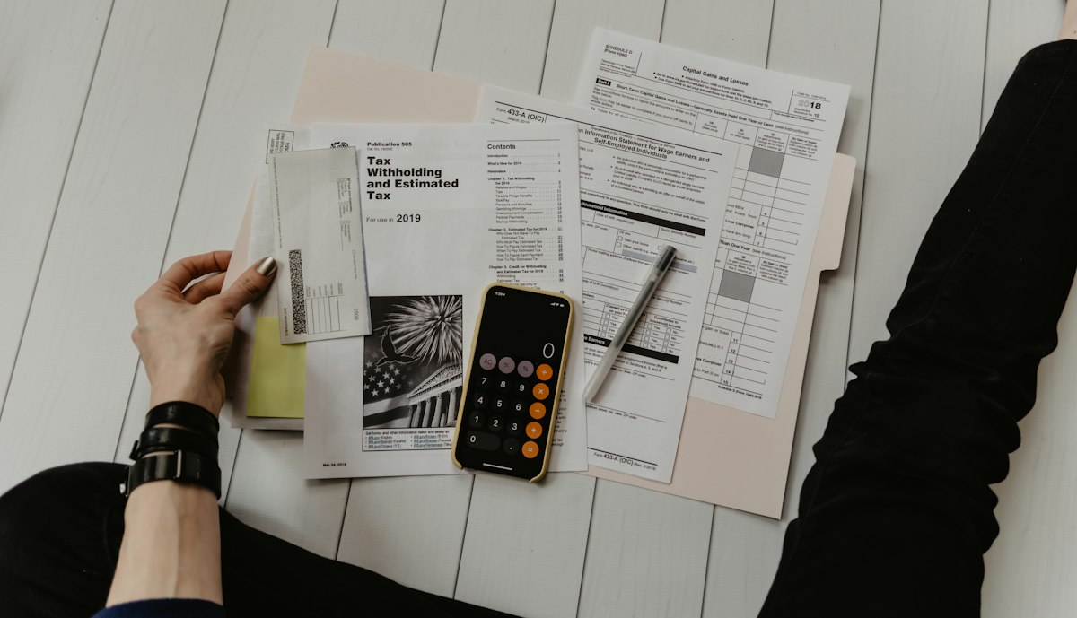 Calculadora e documentos financeiros sobre uma mesa de escritório