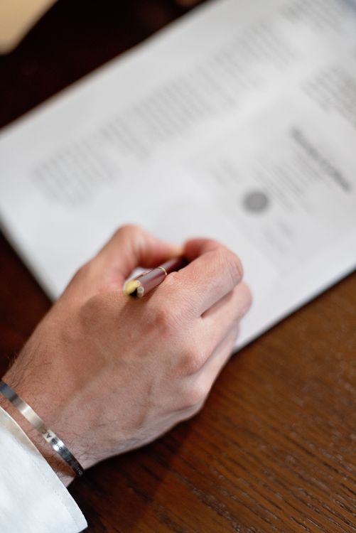 Pessoa assinando documento legal de planejamento sucessório