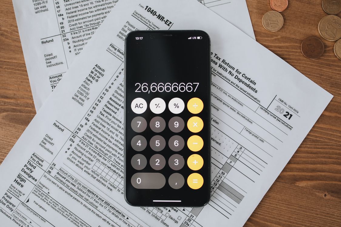 Formulários de imposto com calculadora sobre mesa de madeira em ambiente de planejamento tributário