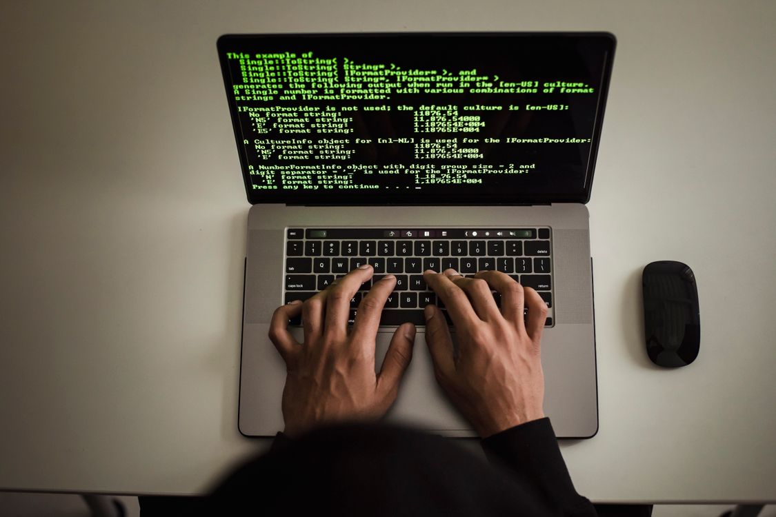 Développeur travaillant sur du code de sécurité réseau