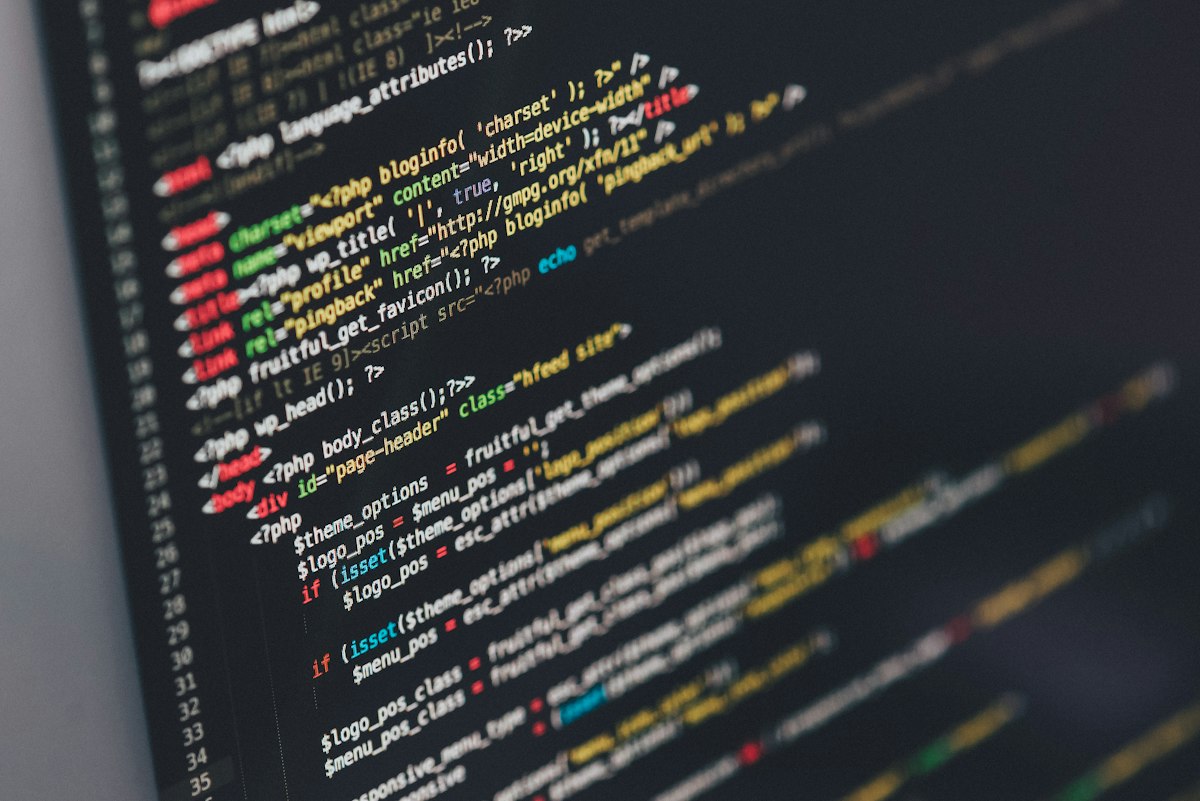 Code affiché sur un écran d'ordinateur avec coloration syntaxique HTML CSS JavaScript