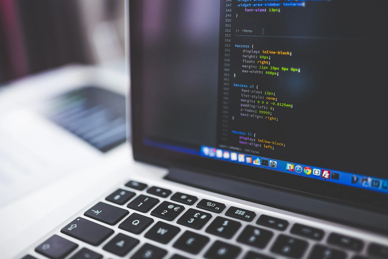 Développeur écrivant du code sur un ordinateur portable